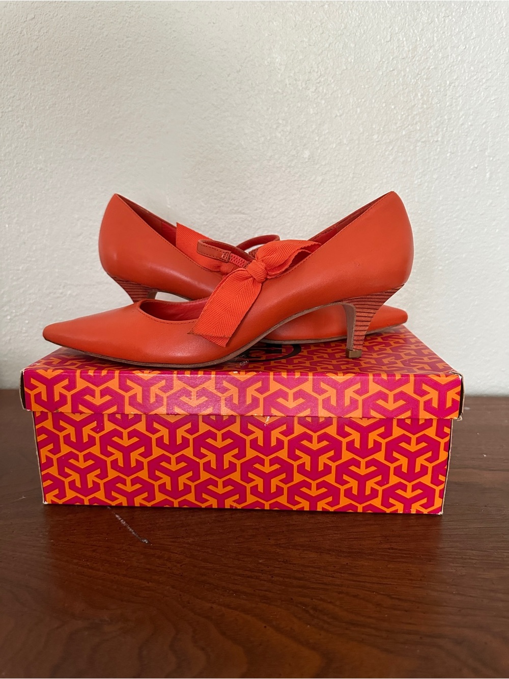 Tory Burch Beverly Marmalade Leather Mary Jane Bow Pumps 9.5 Box - Picture 2 of 11